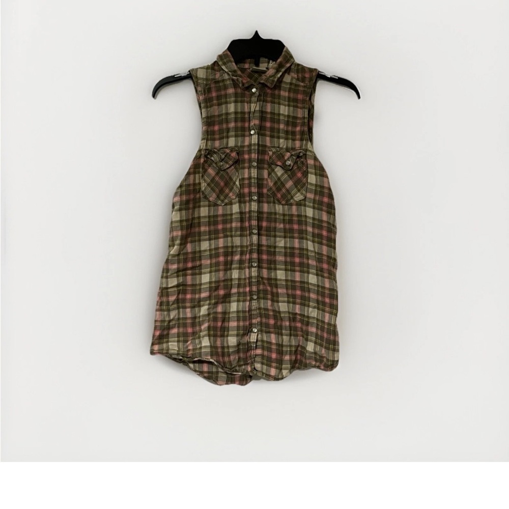 Mudd Plaid Sleeveless Button-Up Tank Top in Olive and Pink